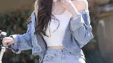 鄂州8岁小球迷现场边享鸡柳边观村BA，畅快“追星”体验