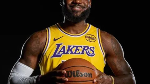 新春热闹非凡，人潮涌动，购物狂潮席卷而来。