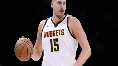 “申花头球逆袭河南，吴曦进球助球队领跑积分榜”